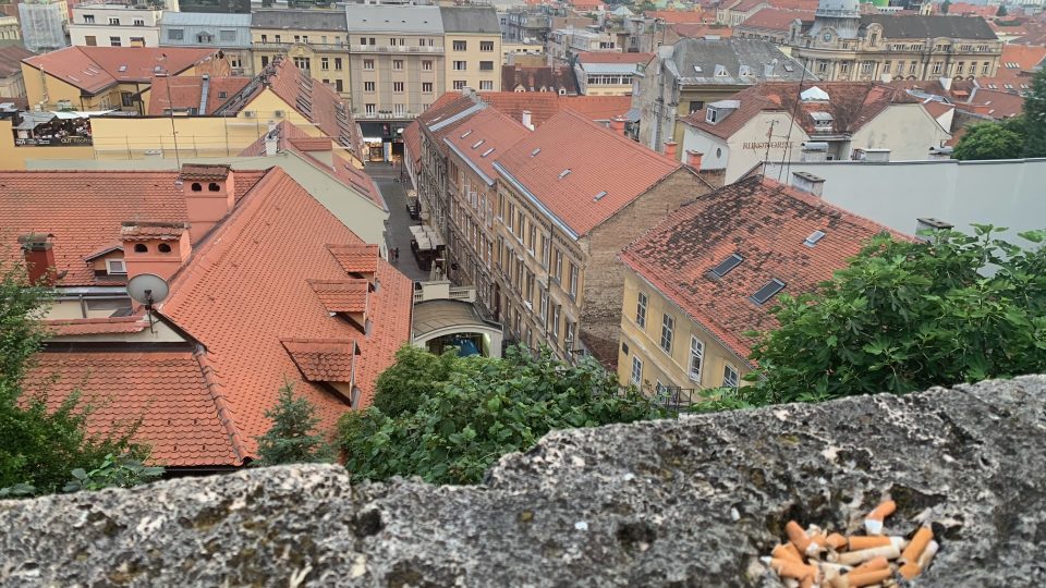 Panorama v Záhřebu s nedopalky v popředí: je vidět, že odtud na město shlíží nejeden návštěvník