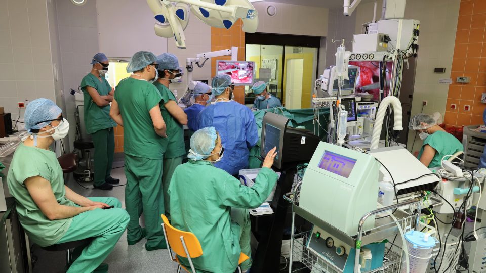 Lékaři v pražské Fakultní nemocnici Motol začali operovat nezhoubné nádory ucha zcela novou technologií