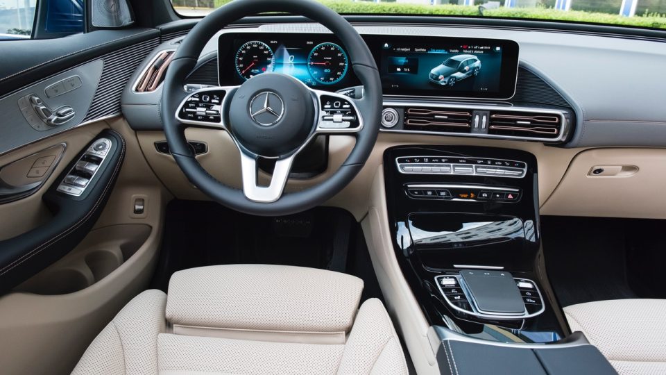 Interiér plně elektrického modelu EQC nabízí vše, na co jste u Mercedesu zvyklí