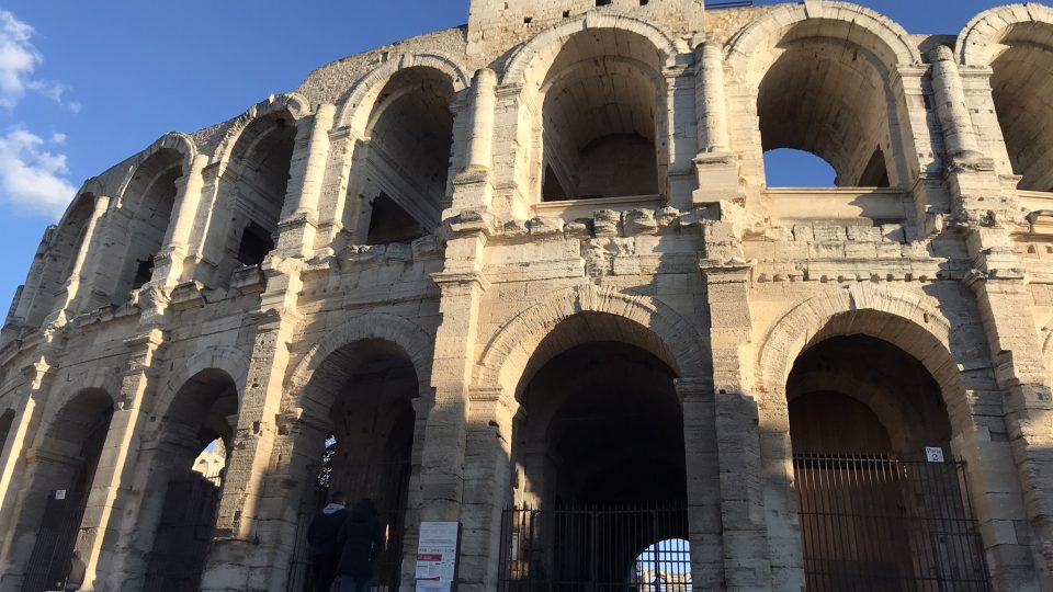 Arles je známé svou bohatou historií. Z římských dob se tu dochoval starověký amfiteátr