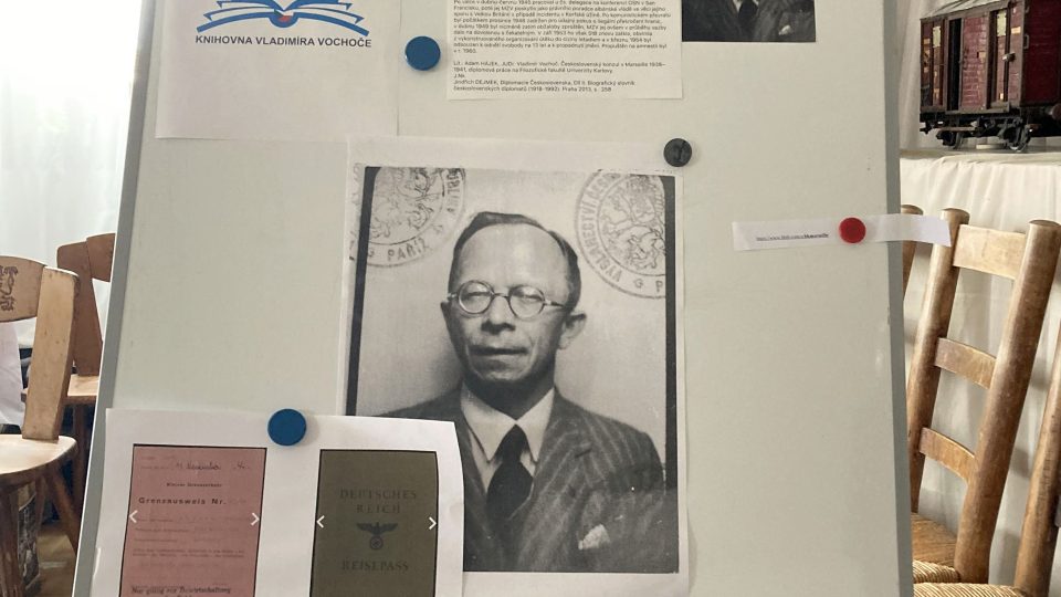 Na konzulátu v Marseille je i Vochočova fotografie a doklady, které konzulát vydával