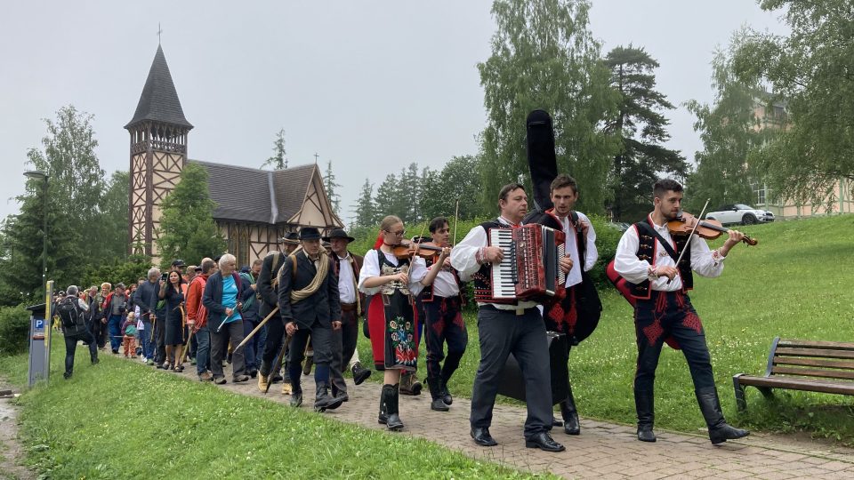 Slavnostní průvod přes Starý Smokovec připomíná 150 let zdejšího spolku horských vůdců