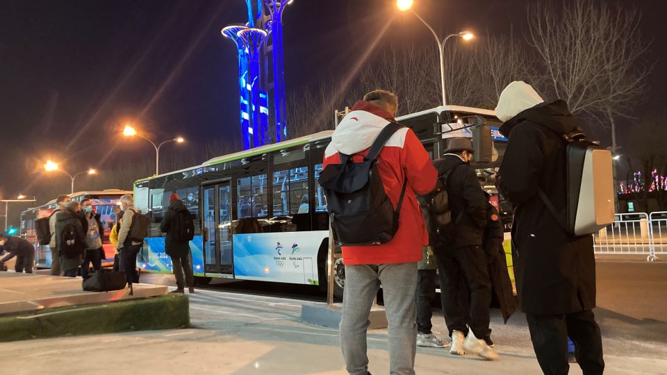 Odjezdové časy olympijských autobusů znají kromě mobilní olympijské aplikace také všudypřítomní dobrovolníci
