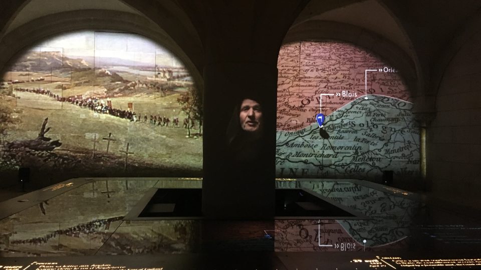 Videoprojekce ukazuje časovou chronologii doby stoleté války, abychom si uvědomili souslednosti