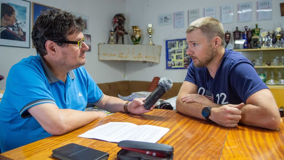 Střelec Matthew Emmons během rozhovoru s reportérem Pavlem Petrem
