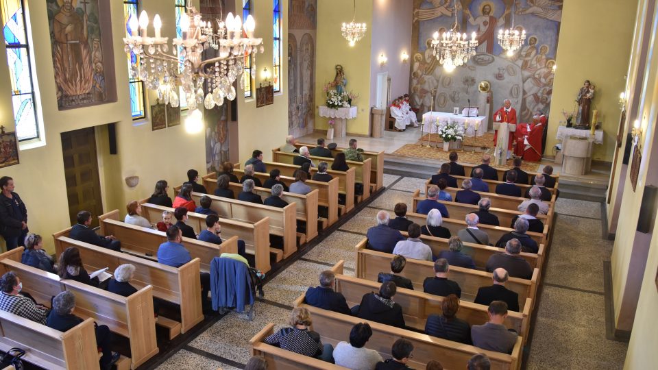 Mše v kostele za oběti masakru v Ivanově Sele