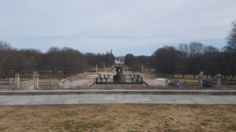 Frognerův park má protáhlý tvar a celý jej zaplňují Vigelandovy sochy