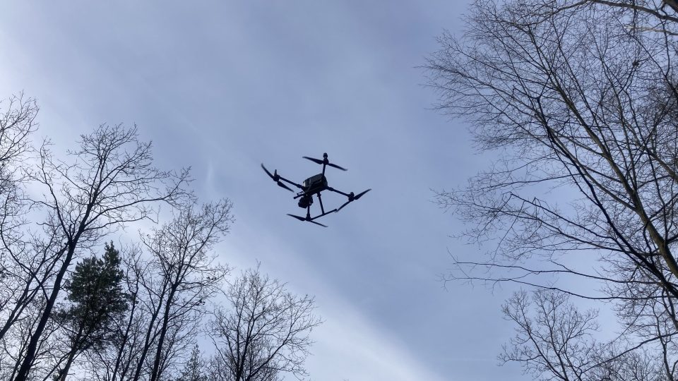 Dron musí vystoupat nad koruny stromů, aby mohl začít skenovat les