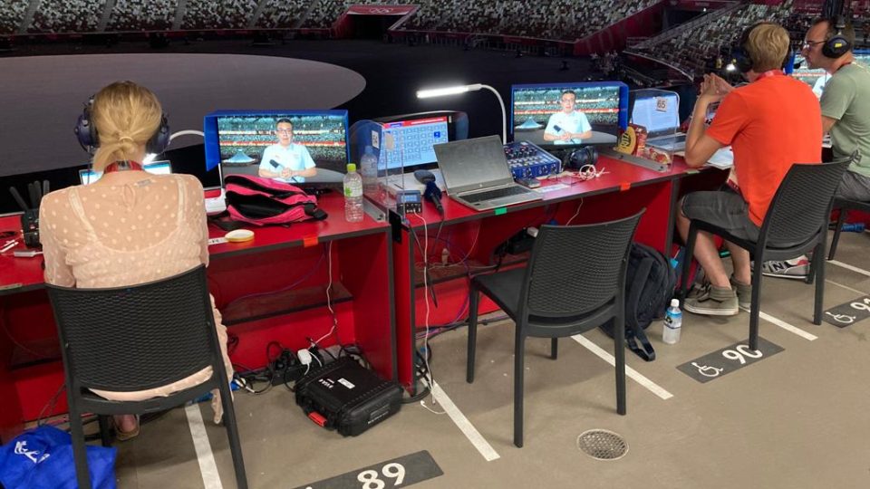 Televizní signál ze všech sportovišť vyrábí Olympic Broadcast Service – což jsou stovky kameramanů, techniků, zvukařů a redaktorů, mezi nimi i Češi