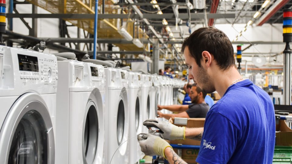 Popradská továrna společnosti Whirlpool vyrobí jednu pračku každých 7 vteřin