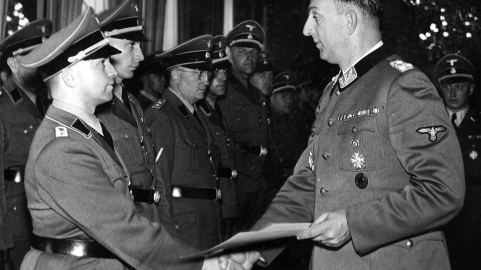 V čele zvláštní vyšetřovací komise, jež byla zřízena při pražské řídící úřadovně gestapa stanul Heinz Pannwitz. Na snímku (vlevo) s Heydrichovým nástupcem SS-Oberstgruppenführerem Kurtem Daluegem