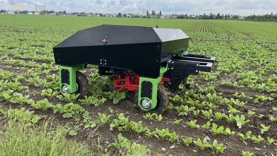 Na pole u Litovle na Olomoucku tento týden poprvé zkušebně vyjel autonomní zemědělský robot nazvaný Cronos Quadro