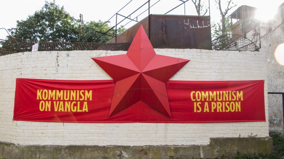 Komunismus je vězení, vítá návštěvníky u vstupu do  muzea nápis na transparentu