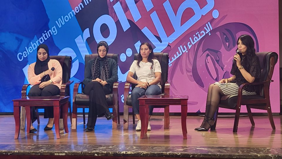 Součástí doprovodného programu výstavy byla i debata s hrdinkami současného Egypta (zleva): Abír Abd ar-Rahmánová, medailistka z Pekingu 2008 ve vzpírání, Soraja Muhammadová, basketbalistka, a Ibtisám Zájidová, silniční cyklistka