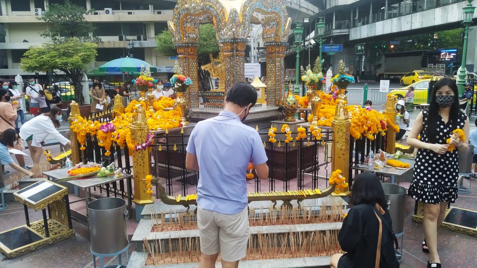 Druhý rok po sobě jsou v době Songkranu zakázány hromadné modlitby i spontánní oslavy. Světoznámý oltář Erawan v centru Bangkoku