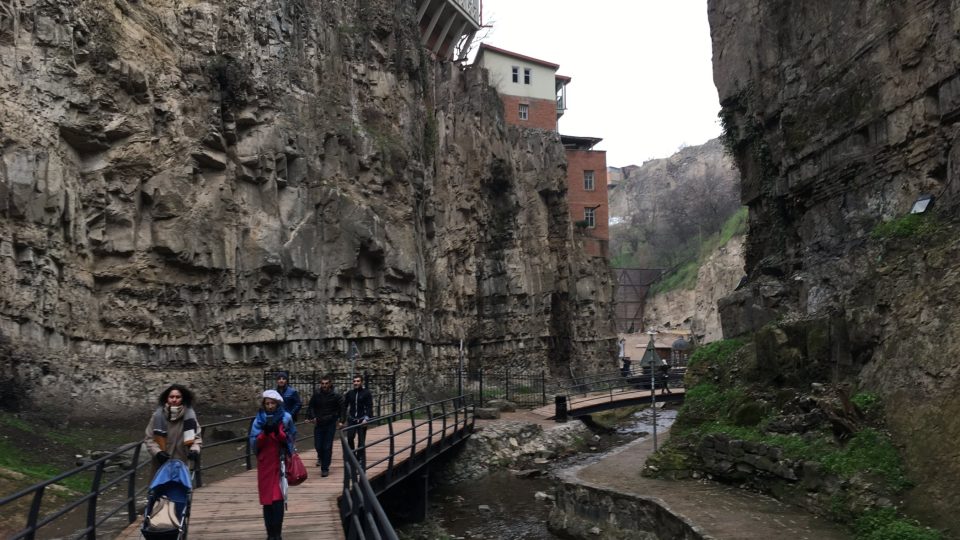 Málokterá metropole má ve svém srdci nefalšovaný kaňon. Tbilisi je výjimkou