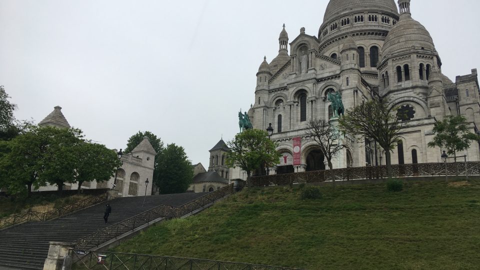 Málokdy uvidíte kopec Montmartre bez davů turistů