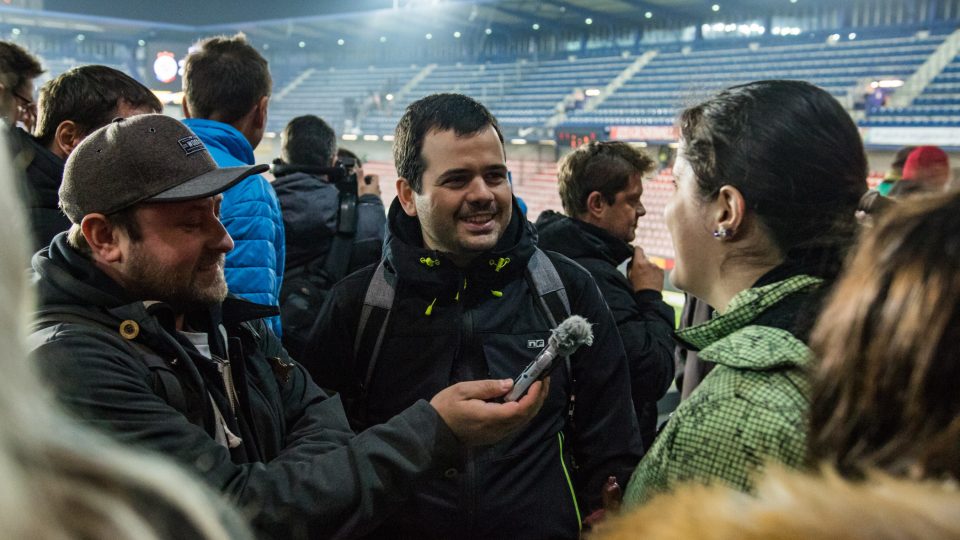 Po zápase komentátoři zjišťují, jestli se nevidomým speciální vysílání fotbalu líbilo