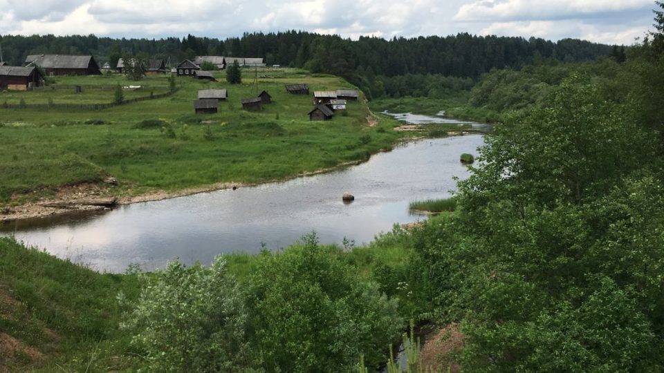 Pohled na úrodný břeh severoruské řeky. Plytké koryto dlouho odmítalo vydat své tajemství obráceného toku...