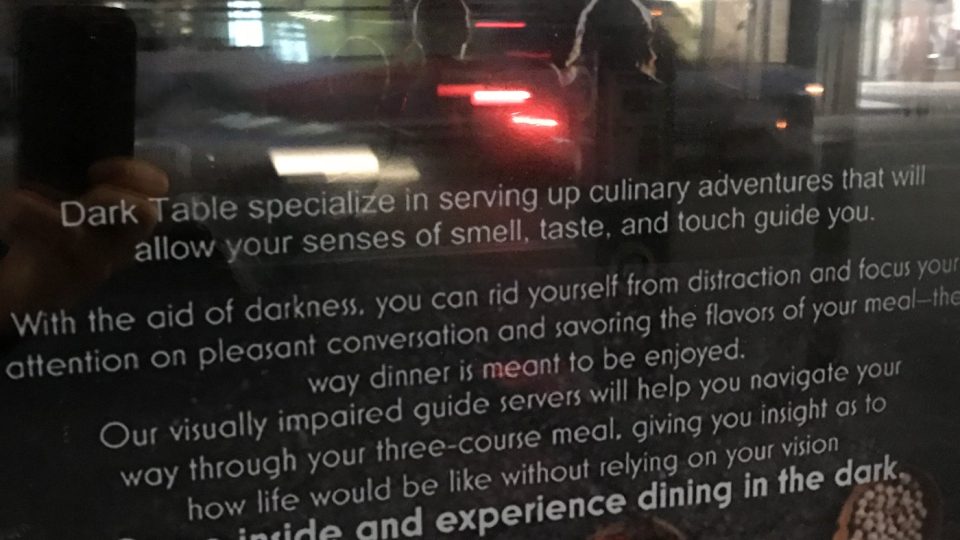 Potmě jídlo chutná i voní úplně jinak, než jak jste dosud zažili, přesvědčují hosty v restauraci Tmavý stůl