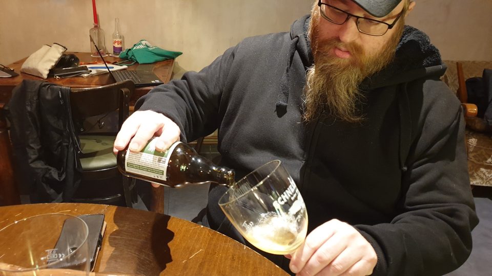 Andreas nám nalil jejich klasické berliner weisse nazvané Marlene do velkého poháru se širokou hlavou, ve kterém se pivo s pěnou krásně rozlilo