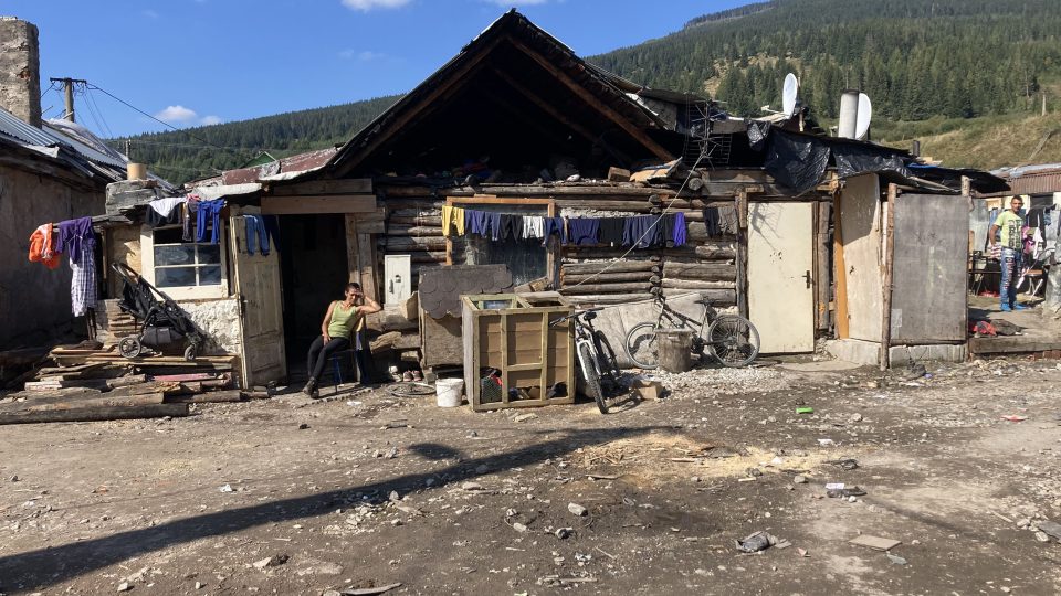 Ve slovenské vesnici Telgárt pod Nízkými Tatrami vyhořela v červenci 2023 část romské osady. Její obyvatelé žijí od té doby ve stanech