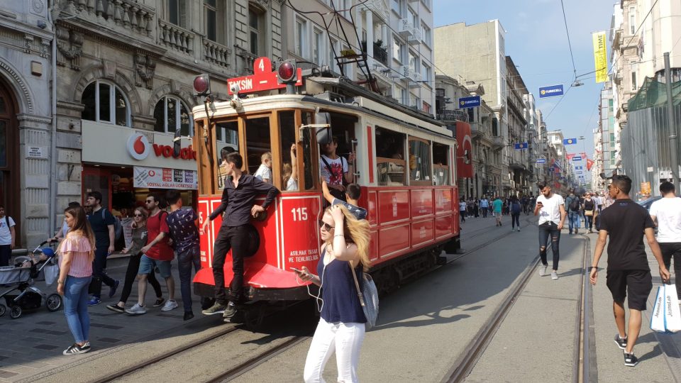 Istanbulskou třídou İstiklal se rozléhá pronikavý zvuk historické tramvaje.