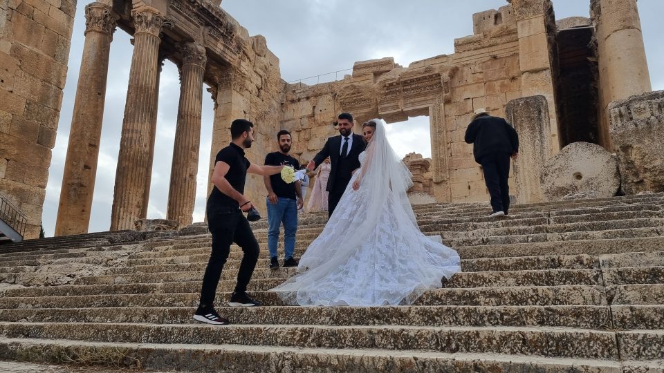 Novomanželé na schodišti menšího Bakchova chrámu. Svatební fotografie z Baalbeku mý prý každý Libanonec