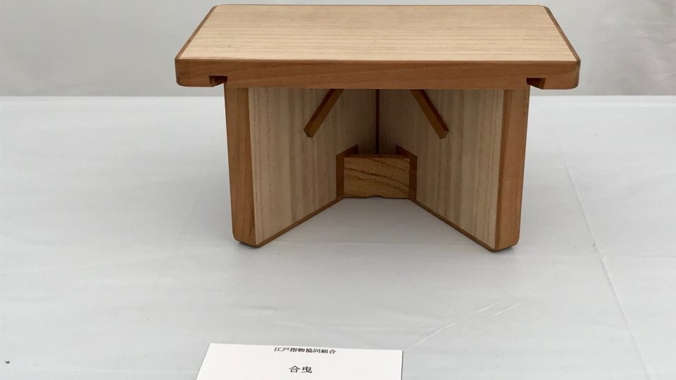 Ukázka tradičního dřevěného nábytku sašimono