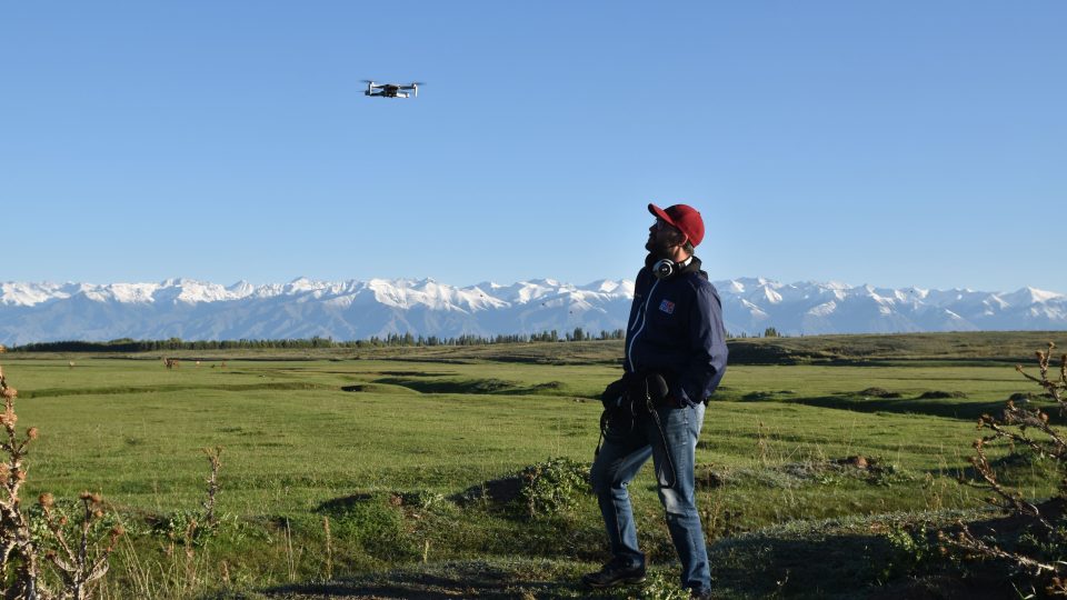 Režisér Tomáš Polenský s dronem