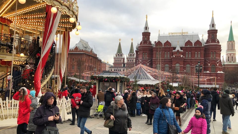 Po sněhu, který je neodmyslitelnou součástí ruského svátku Maslenica, není letos po nezvykle teplé zimě v Moskvě ani památky