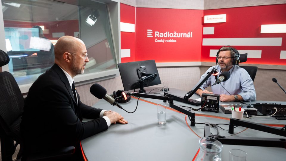 Ukrajinský premiér Denys Šmyhal při rozhovoru na Radiožurnálu