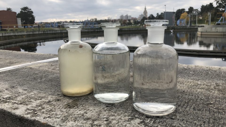 V lahvičkách jsou vzorky vody. Zatímco první vzorek je viditelně znečištěný, ve druhé a třetí lahvičce jsou pitná voda a recyklovaná voda z kontejneru