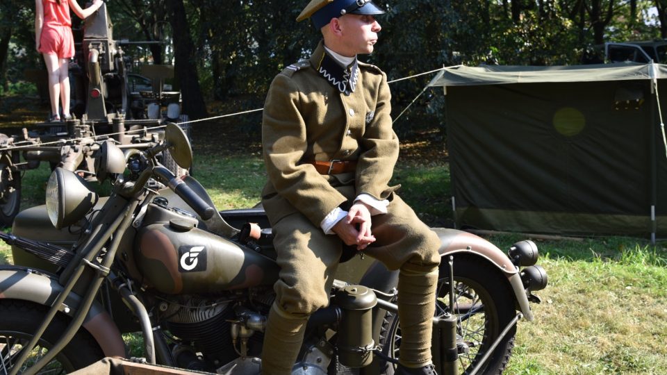 Polské vojáky připomněli svou přítomností i mladí muži v dobových uniformách