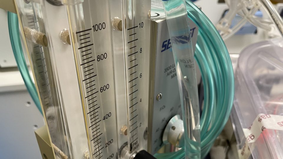 „Je to systém hadic, oxygenátoru a pumpy, který bere od pacienta krev. Ta je nasávána centrifugální pumpou a proháněna filtrem z dutých vláken, kde je z ní odstraněn CO2 a přidán kyslík.“