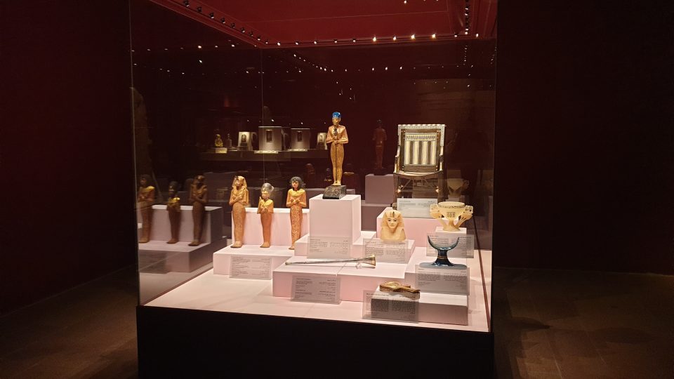 Expozice dvou tisíc předmětů, které byly původně v Egyptském muzeu v Káhiře, mnohé navíc schované v depozitářích