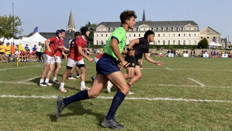 Třináctiletí hráči mládežnického ragbyového šampionátu se utkali na půdě opatství ve francouzském městečku Pontlevoy