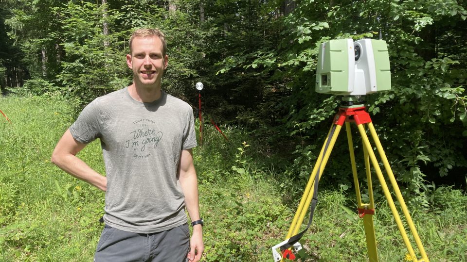 Martin Krůček pomocí laserového skeneru nasnímá trojrozměrný obraz lesa