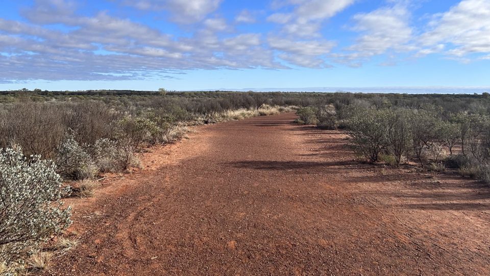 Široko daleko samá rovina. Okolí hory Uluru je zcela pusté