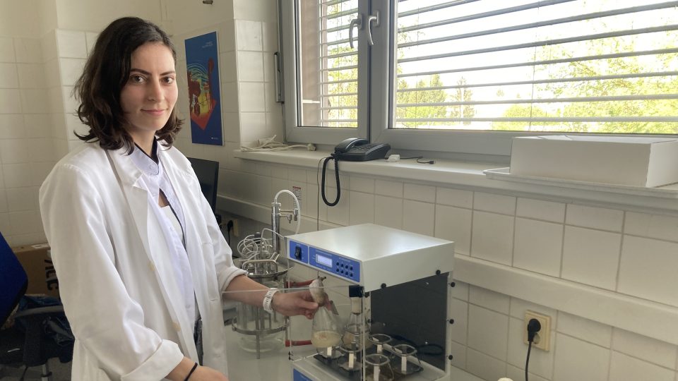 Diana Černayová připravuje roztok s bakteriemi, které jsou základem biohnojiv