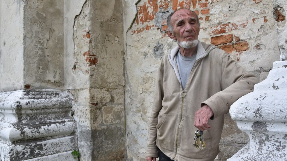 Správce Podkamiňského kláštera Ihor Michail Lysak areálem také provází