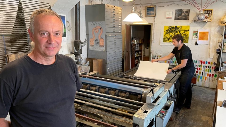 Nejstarší litografickou dílnu v Čechách provozuje Martin Bouda dvacet let