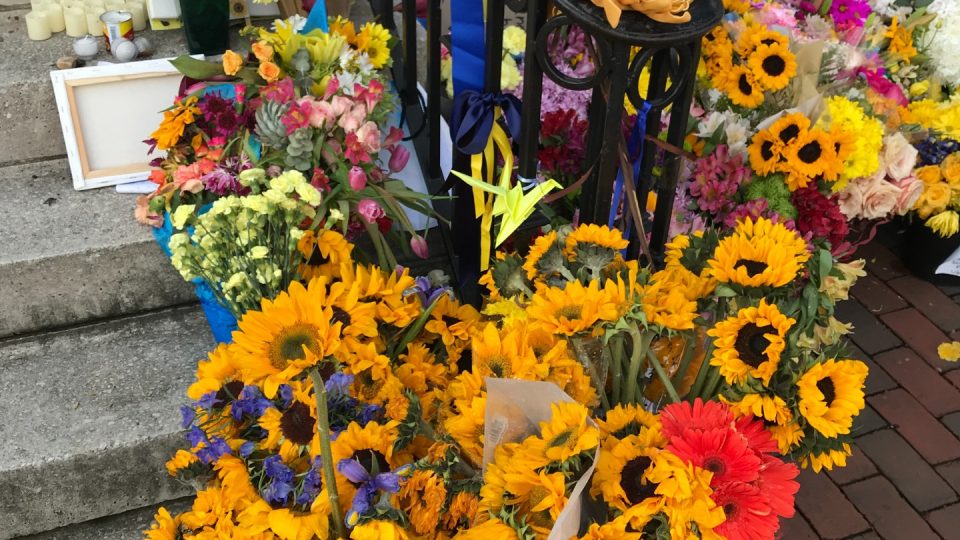 Dominují slunečnice, které se staly znakem ukrajinského odporu vůči ruským okupantům