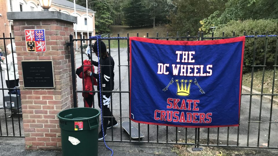 DC Wheels je místní charitativní skateboardový spolek