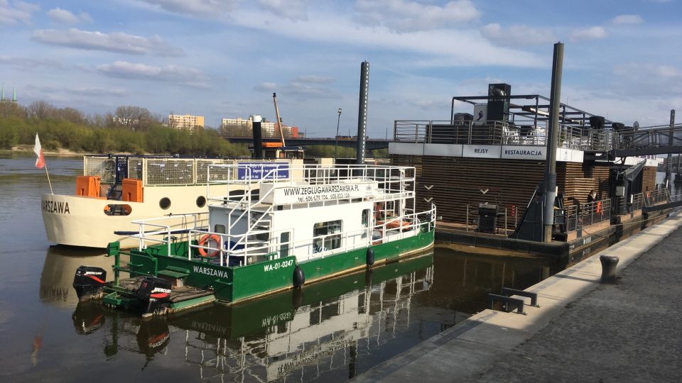Ve varšavském přístavišti kotví dvě poslední výletní lodě. Obě patří společnosti Žegluga Warszawska