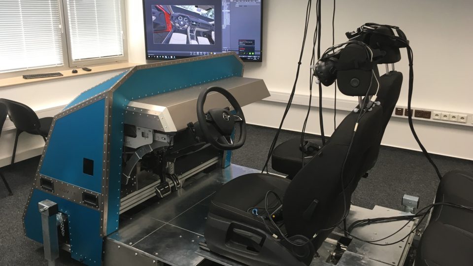 Maketa vozu, do kterého usedne testovací řidič s virtuálními brýlemi na očích.