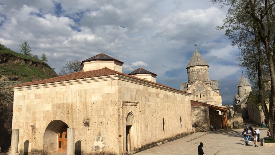 Nový klášter je také postavený v klasickém arménském stylu. Už podle kamene a střech je vidět, že to není historická stavba