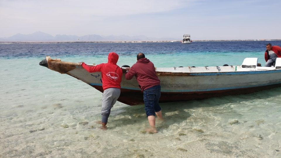 Lodě běžně k ostrovu Magawíš zajíždět nemohou, výjimku mají jednou měsíčně ti, kdo sem jezdí sbírat plasty