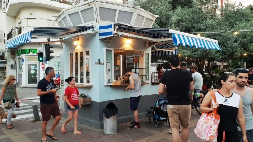 Dát si rande u stánku není v Tel Avivu nic neobvyklého
