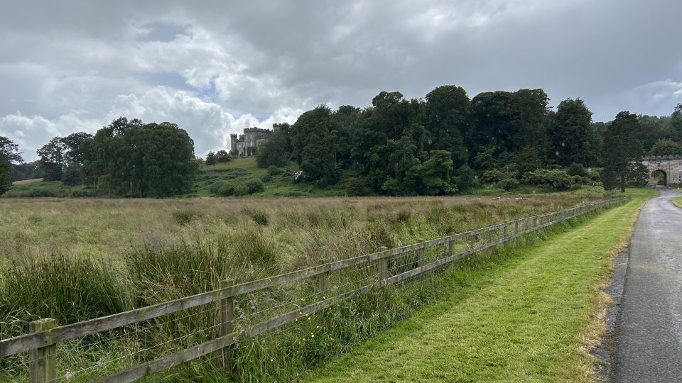 Hrad Cholmondeley stojí v hrabství Cheshire, asi 320 kilometrů na severozápad od Londýna